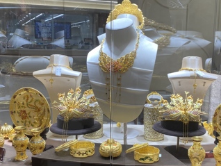 “围攻”老铺黄金