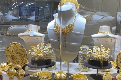 “围攻”老铺黄金