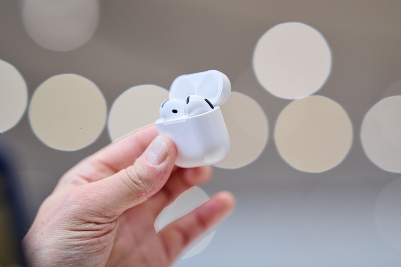 iPhone集体涨价AirPods 5反向降价，首次跌破千元