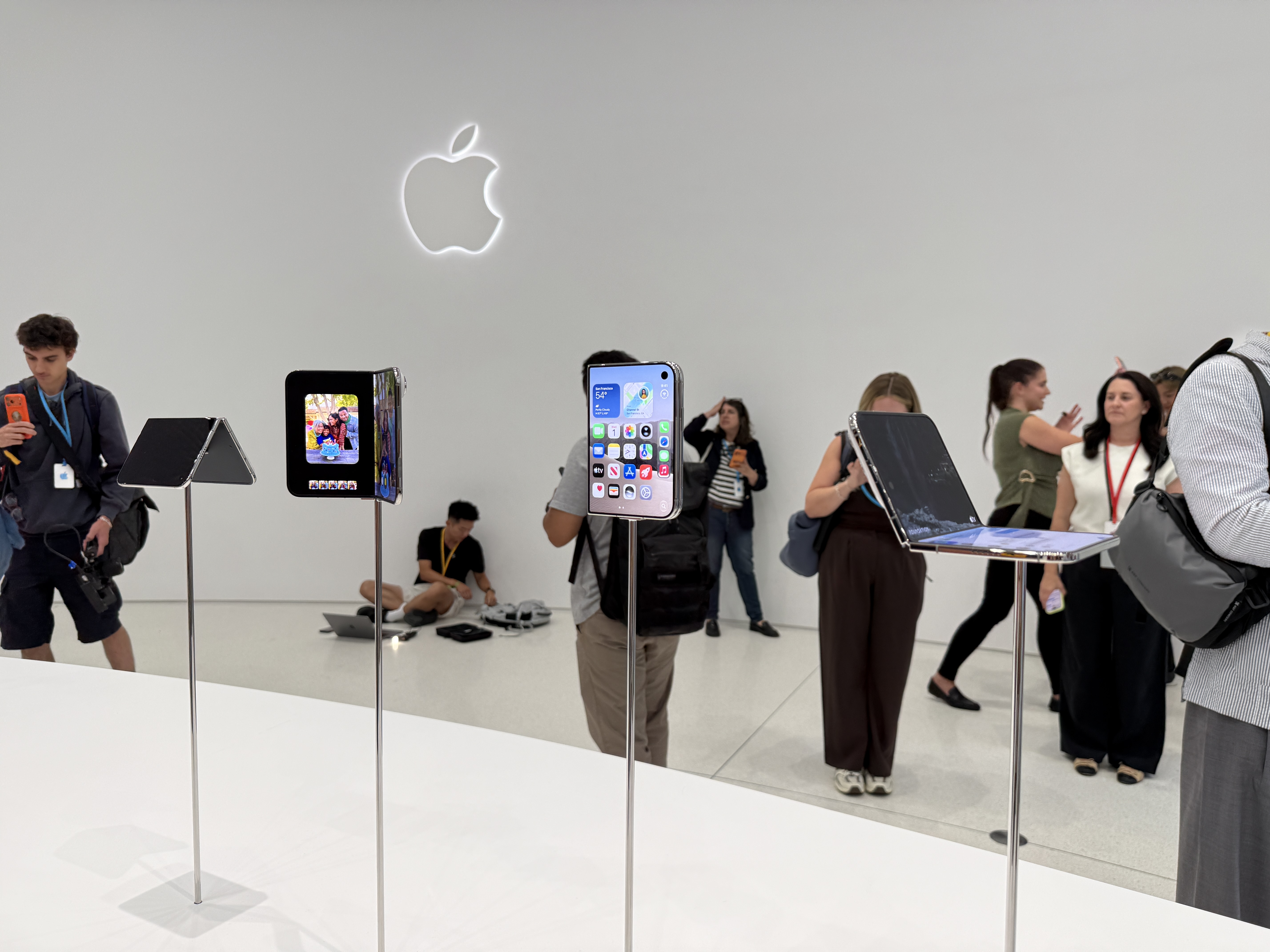 一文看尽苹果新品发布会：折叠屏iPhone终于来了，起售价15999元