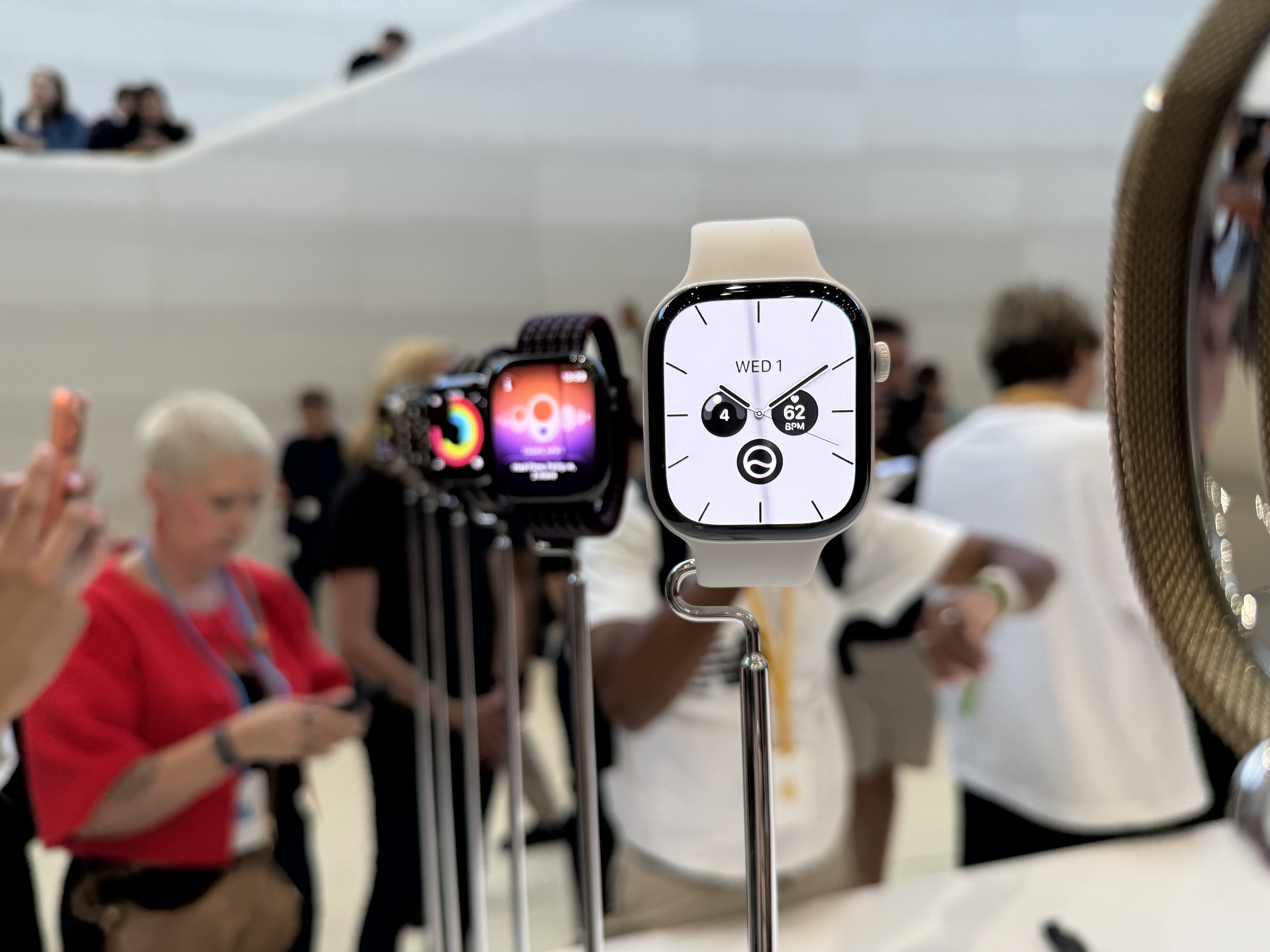 一文看尽苹果新品发布会：折叠屏iPhone终于来了，起售价15999元