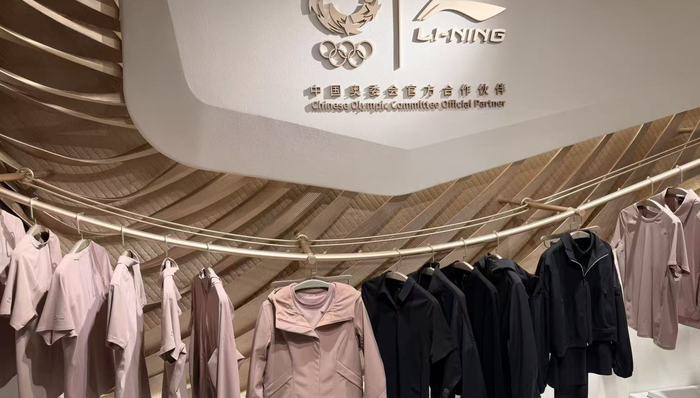 李宁;中产通勤;运动服饰;职场穿搭;通勤鞋;商务运动;品牌定位;鞋类市场;上班族;时尚功能