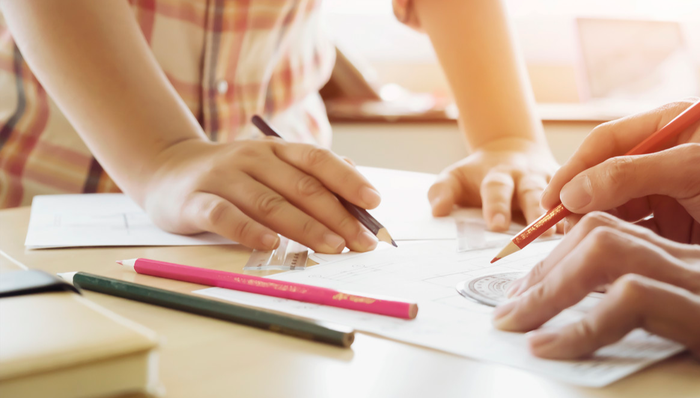 机构：行业估值底部，关注确定性趋势，恒生医疗ETF（513060）震荡飘红