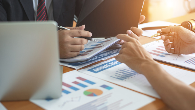 持续高景气，国防军工逆市上扬！CRO集体大涨，医疗ETF（512170）强势3连阳！机构称房地产行业正处于周期底部