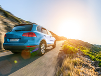 比亚迪一季度净利润大增超410%！新能源汽车ETF（516390）全天溢价亢奋，60日净流率近50%!