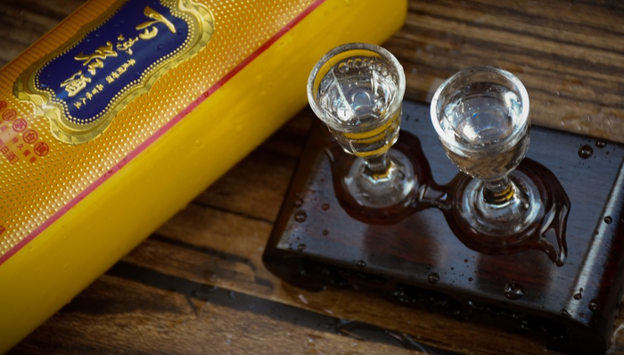 白酒领涨市场，泸州老窖涨超5%，消费ETF（159928）上涨2%