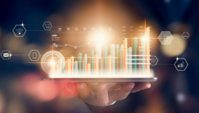 A股全线爆发，三大股指早盘均涨超1%，创业板ETF(159915)上涨1.43%