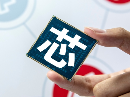 东微半导领涨9.52%，科创芯片ETF华安（588290）已涨1.39%，半日成交额达5605万元