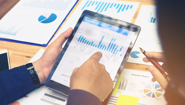 IF当月合约剔除分红后年化基差6.97%，沪深300ETF易方达（510310）连续10个交易日资金净流入，合计“吸金”近22亿元