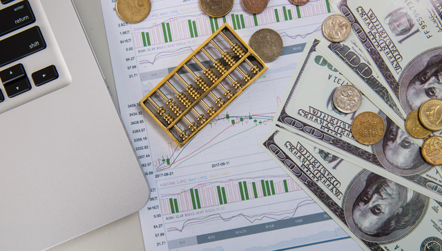 评级下调，美股科技巨头普跌！纳指100ETF（159660）低开高走跌超1%，溢价升至0.31%反映资金逢跌布局意愿较强，近60日吸金超1.8亿元！