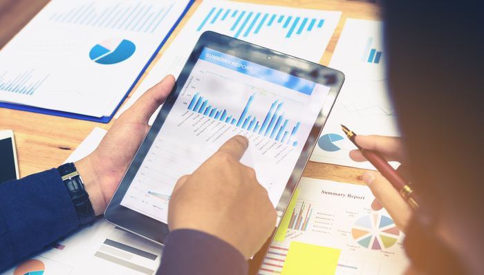 IF当月合约剔除分红后年化基差4.79%，沪深300ETF易方达(510310)连续20个交易日资金净流入，合计“吸金”超55亿元