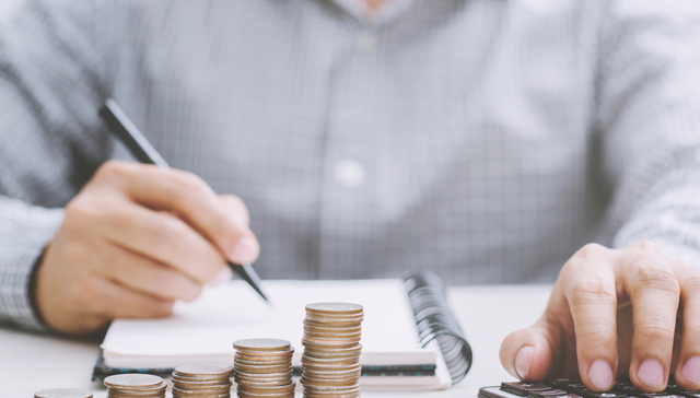 芯片ETF(159995)盘中下跌，成交额已达3.02亿元