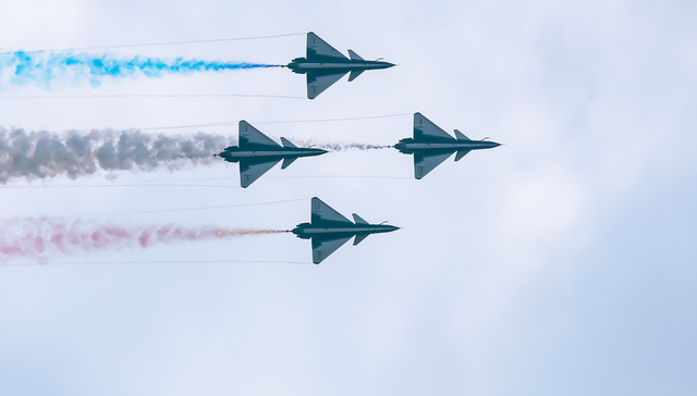 鸿远电子领涨，军工龙头ETF(512710)逆市拉升上涨1.05%，成交额超1914万元