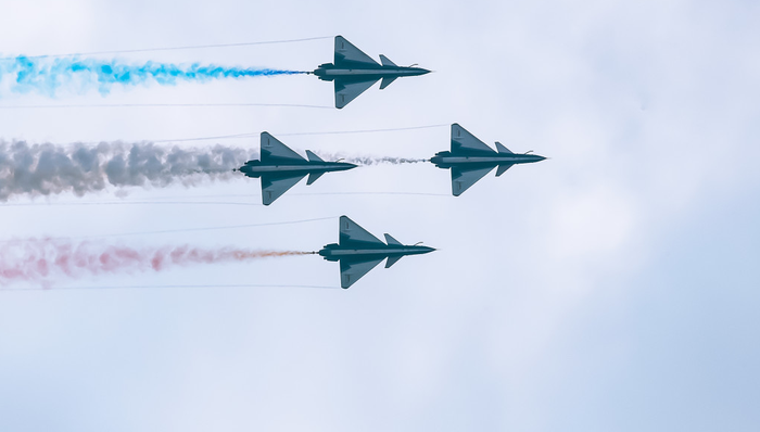 鸿远电子领涨，军工龙头ETF(512710)逆市拉升上涨1.05%，成交额超1914万元