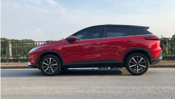 四川长虹强势上涨带动行情，可选消费ETF(159936)上涨0.95%