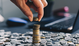 金價(jià)持續(xù)走高，黃金股ETF(517520)一度上漲超1%，機(jī)構(gòu)：看漲黃金觀(guān)點(diǎn)不變，建議關(guān)注回調(diào)買(mǎi)入機(jī)會(huì)