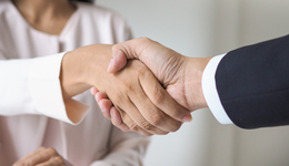 华为首家海外工厂将落地法国；刘强东罕见表态京东绝不躺平；苹果高层巨震：iPhone和Watch设计主管将离职