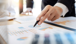 科技股走低，芯片ETF(159995)、消费电子ETF(159732)下探寻底，机构看好明年修复