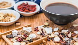 东阿阿胶领涨超5%，中药ETF(560080)拉升近1%，连续4日实现净申购，近期融资余额创新高