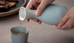 贵州茅台收跌3.81%跌破1600元关口，消费ETF(159928)放量大跌2.61%创近4年新低，低位布局消费的机会来了？