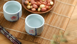 “茅五泸”集体飘红，食品ETF(515710)逆市上涨0.5%，资金加速左侧布局