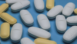 榮昌生物大跌11%，恒生醫(yī)療ETF(513060)溢價交易，近5日持續(xù)獲資金加倉