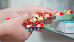 港股通創(chuàng)新藥ETF(159570)上市首日午盤收跌3.56%，成交額超1億元，交投火爆，多重拐點(diǎn)齊共振，港股通創(chuàng)新藥左側(cè)布局正當(dāng)時(shí)