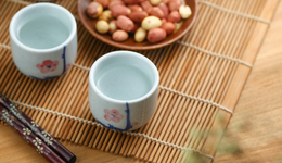 大眾品多股績后大漲，白酒股延續(xù)調(diào)整，食品ETF(515710)止跌收出十字星，機(jī)構(gòu)：關(guān)注龍頭股中長期配置價(jià)值