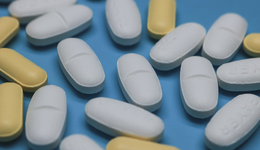 港股醫(yī)藥板塊拉升，港股通醫(yī)藥ETF(159776)上漲2.59%，成交額超3200萬(wàn)元