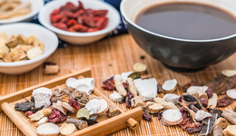 中药板块防御及弹性兼具，中药50ETF(562390)涨超2%，华森制药、龙津药业涨停