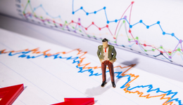 A股三大指數(shù)翻紅，800ETF(515800)尾盤拉升翻紅上漲0.35%，沖擊6連漲，成交額大幅放量超2億元