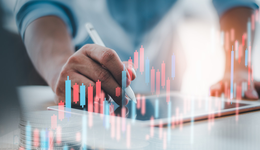 逆市領(lǐng)漲，黃金股ETF(517520)漲近3%，彈性凸顯，基金經(jīng)理：黃金股或?qū)⒂瓉?lái)戴維斯雙擊