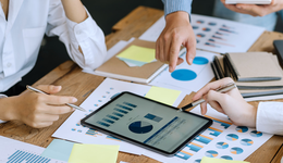 收评：南向资金连续15日加仓，港股强势反弹，低费率恒生科技ETF基金(513260)收涨近2%，涨幅居同类前列