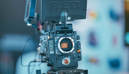 影視板塊再度領(lǐng)跑市場，華策影視連續(xù)兩日漲停，影視ETF(159855)上漲2.56%，沖擊5連漲