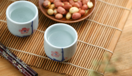 春糖进行时，“茅五泸”齐打“年轻牌”，食品ETF(515710)逆市收红，盘中摸高1%