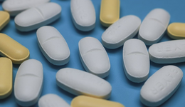 港股医药走低，药明生物跌4%，创历史新低，高纯度、低费率恒生生物科技ETF(513280)跌近3%，溢价走阔，资金逢跌增仓，基金份额迭创新高