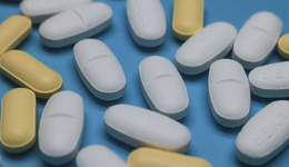 瑞银明确看好：港医冲高，信达生物大涨6%，新药获批，药明生物、药明康德联手上涨，费率最低的高纯度恒生生物科技ETF(513280)涨超2%