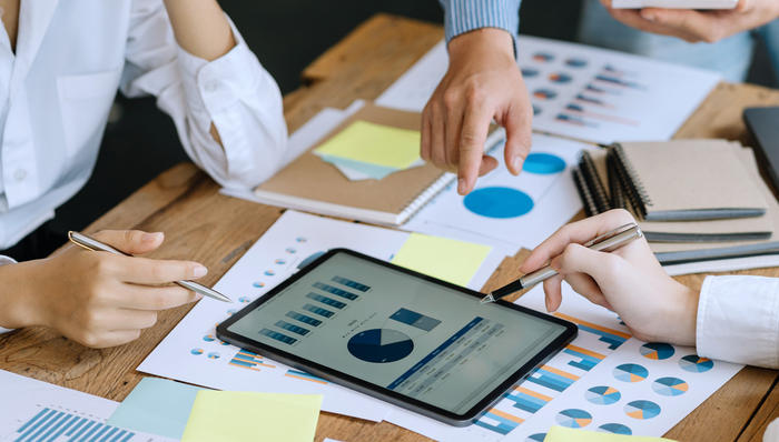 英伟达最新财季营收300亿元超预期，盘后股价为何不涨反跌？