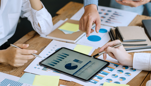 刷新记录！A股连续破万亿，投什么可以攻守兼备？