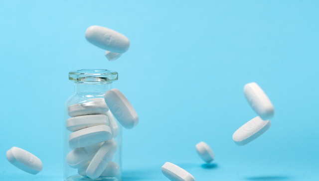 关税影响有限，港股医药板块大幅领涨带领港股反弹，港股医疗ETF(159366)上市首日涨超2%