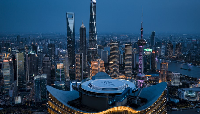 萧敬腾登顶The Stage白玉兰观景台 凌空首唱，以音乐点燃魔都夜空