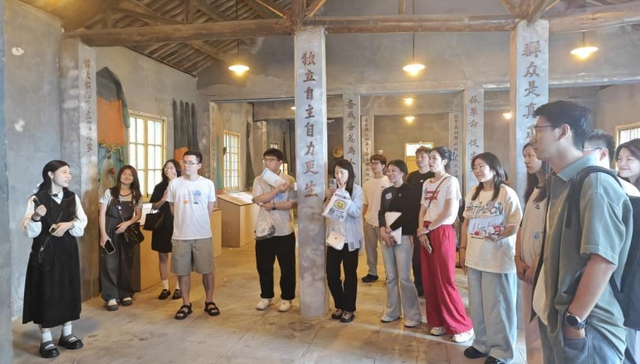 跨越山海传递科技温度，蚂蚁集团青年在行动，蚂蚁岛老人喜戴“i守护”智能手表