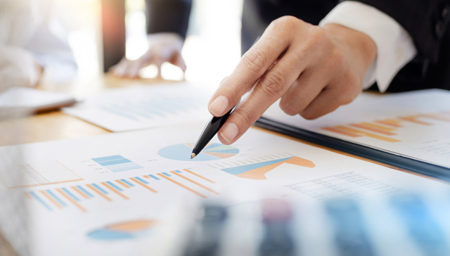 港股银行板块逆市飘红，分红更高，波动率更低的泰康香港银行指数(A类:006809；C类:006810)近一年累计涨幅近43%