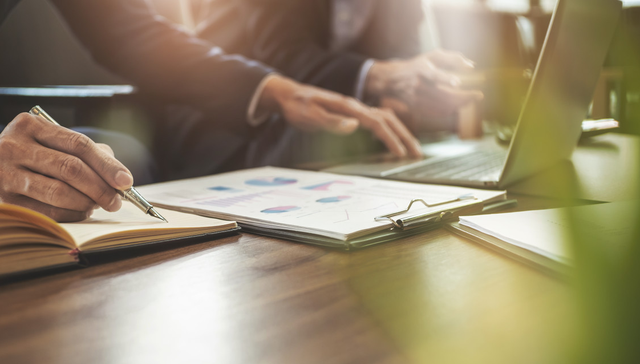 港股消费板块再添亮点：绿源集团控股(2451.HK)战略焕新引领两轮出行革命