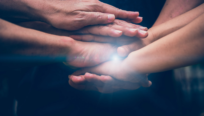 奥特曼卡生产商卡游捐反欺凌卡牌，护青少年成长