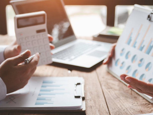 泰康港股通大消费指数(A类:006786;C类:006787)跟踪指数强势涨超2%，机构研判港股板块轮动升温，消费赛道再引资金聚焦