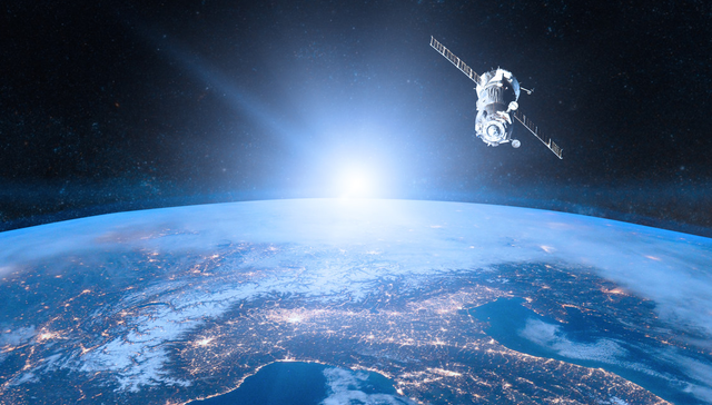 高层会议首次提出“航天强国”，军工ETF龙头(512680)盘中冲高涨超2%，成分股航天智装20cm涨停，中国卫星、航天科技10cm涨停