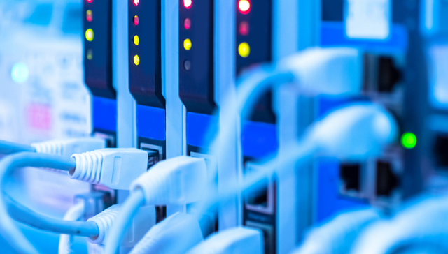 AI驱动下算力光模块布局加速推进，通信ETF广发(159507)盘中涨近4%，龙头股中际旭创、新易盛股价双双创新高