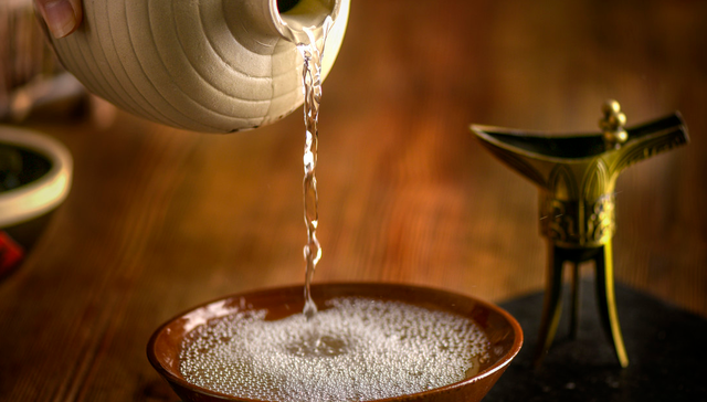 宏观数据回升助力白酒板块上行，易方达白酒(03189.HK)单日大涨5.17%，估值修复机会备受关注