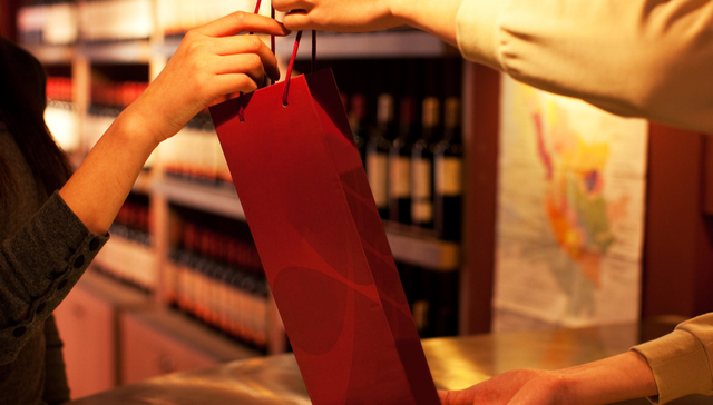 400亿分红提振白酒板块！易方达白酒(03189.HK)盘中最高涨超2%，机构看好底部修复机会